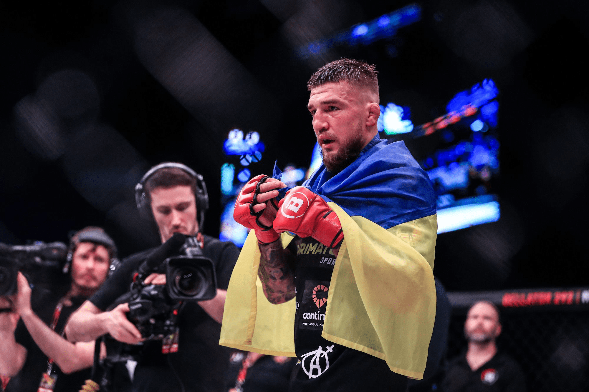 YAROSLAV AMOSOV VERTEIDIGT SEIN LAND, SEINEN WELTMEISTERTITEL UND GIBT JETZT SEIN UFC-DEBÜT